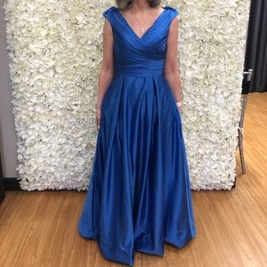 Size 8 never worn satin formal. Rouched bodice & back, a-line skirt.